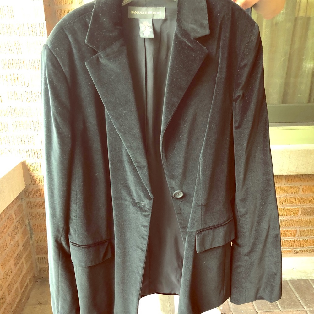 Black velvet blazer!